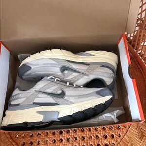 Nike Gray Sneakers Classic Athletic Design
